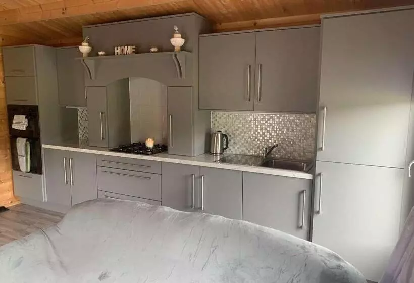 پانسیون Cheerful Cozy Cabin In Countryside