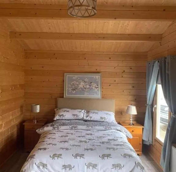 پانسیون Cheerful Cozy Cabin In Countryside