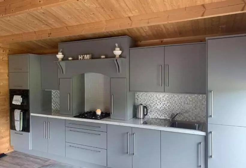 پانسیون Cheerful Cozy Cabin In Countryside