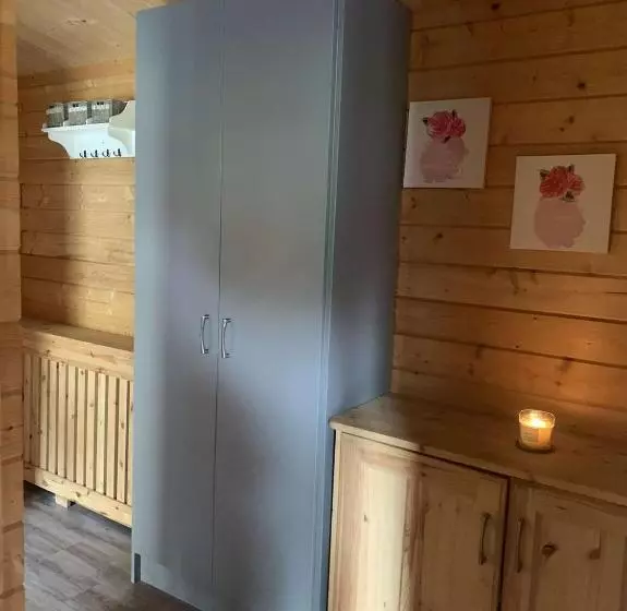 پانسیون Cheerful Cozy Cabin In Countryside