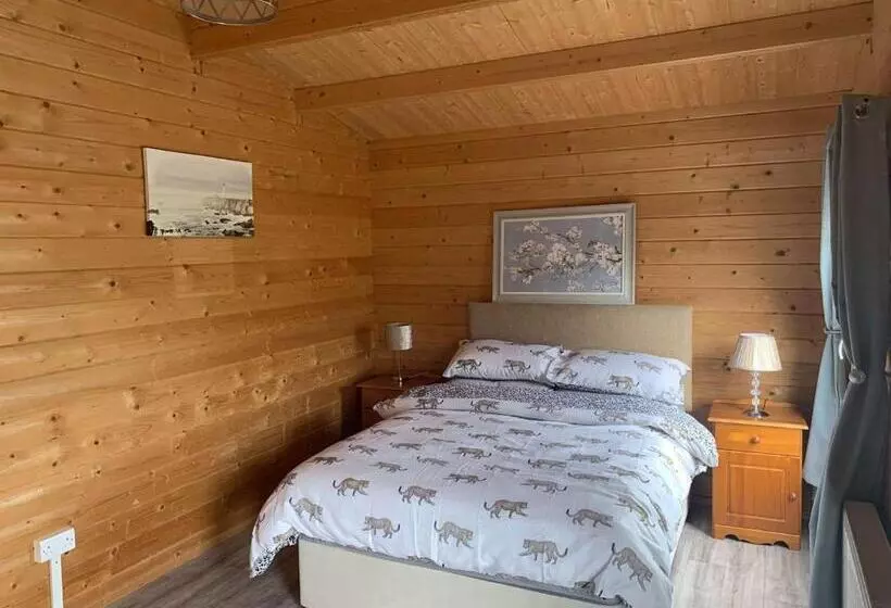 پانسیون Cheerful Cozy Cabin In Countryside