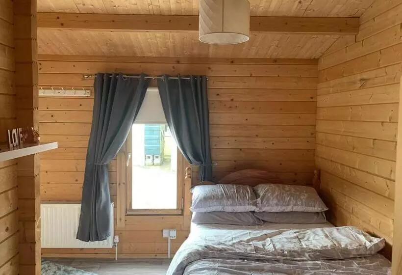 پانسیون Cheerful Cozy Cabin In Countryside