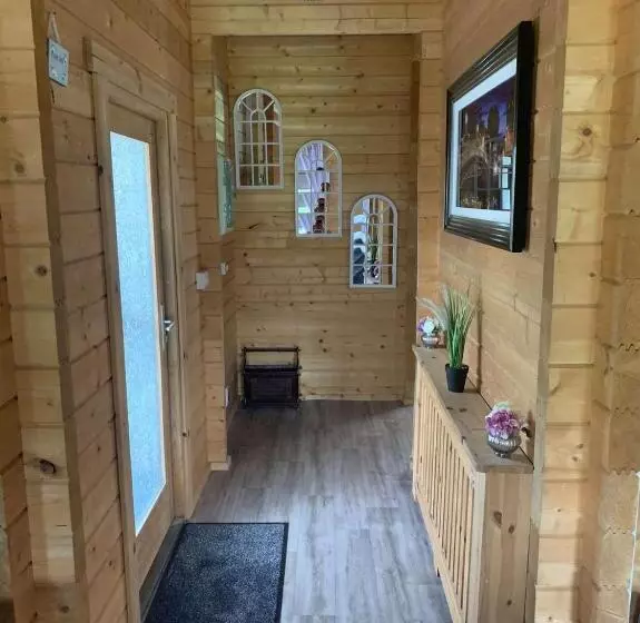 پانسیون Cheerful Cozy Cabin In Countryside