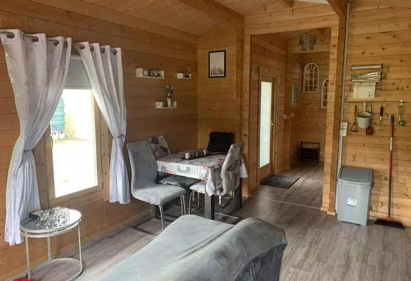 پانسیون Cheerful Cozy Cabin In Countryside