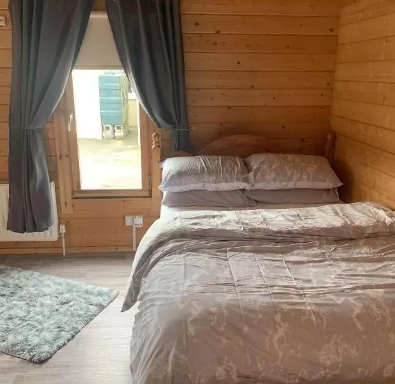 پانسیون Cheerful Cozy Cabin In Countryside