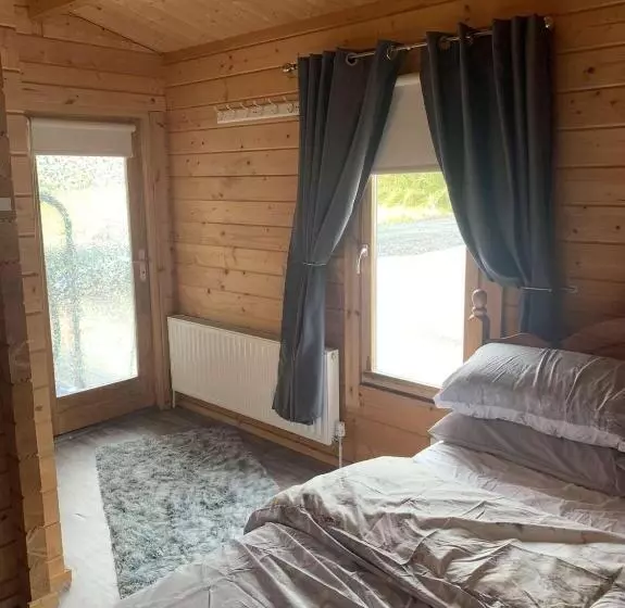 پانسیون Cheerful Cozy Cabin In Countryside