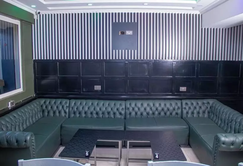 هتل Waffles Suites