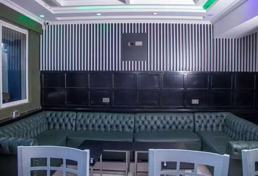 هتل Waffles Suites