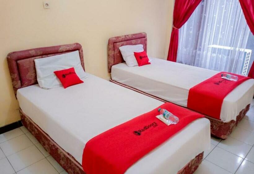 Hotel Reddoorz Near Politeknik Perkeretaapian Indonesia Madiun