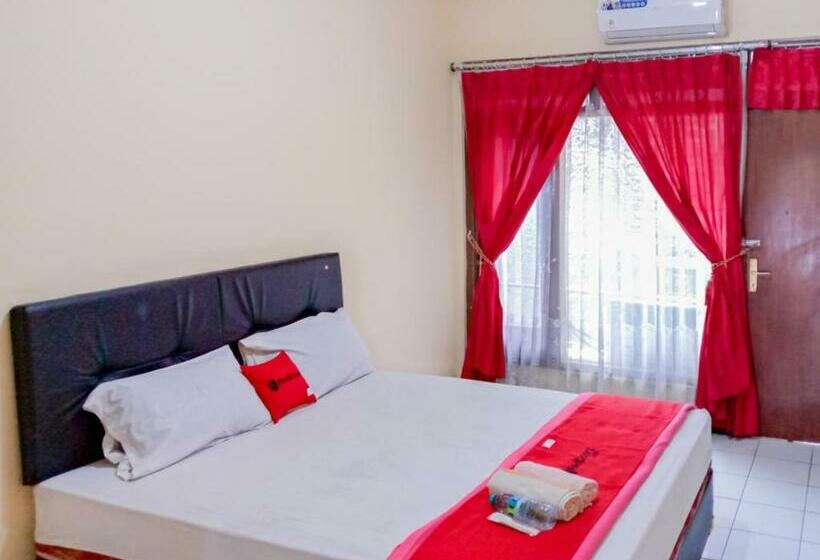 Hotel Reddoorz Near Politeknik Perkeretaapian Indonesia Madiun