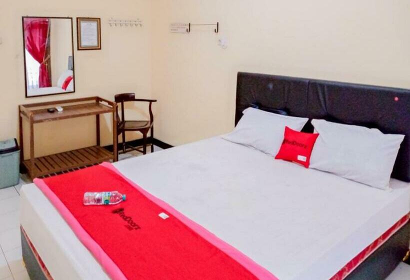 Hotel Reddoorz Near Politeknik Perkeretaapian Indonesia Madiun