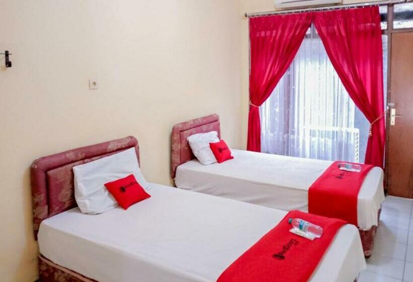 Hotel Reddoorz Near Politeknik Perkeretaapian Indonesia Madiun