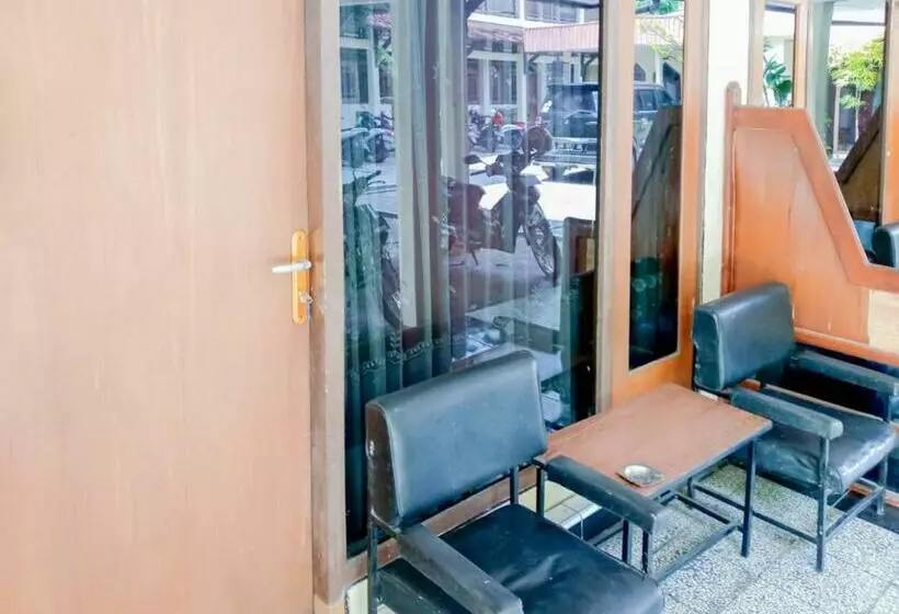 ホテル Reddoorz Near Politeknik Perkeretaapian Indonesia Madiun