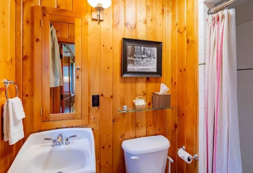 Lomakeskus Lake Creek Lodge