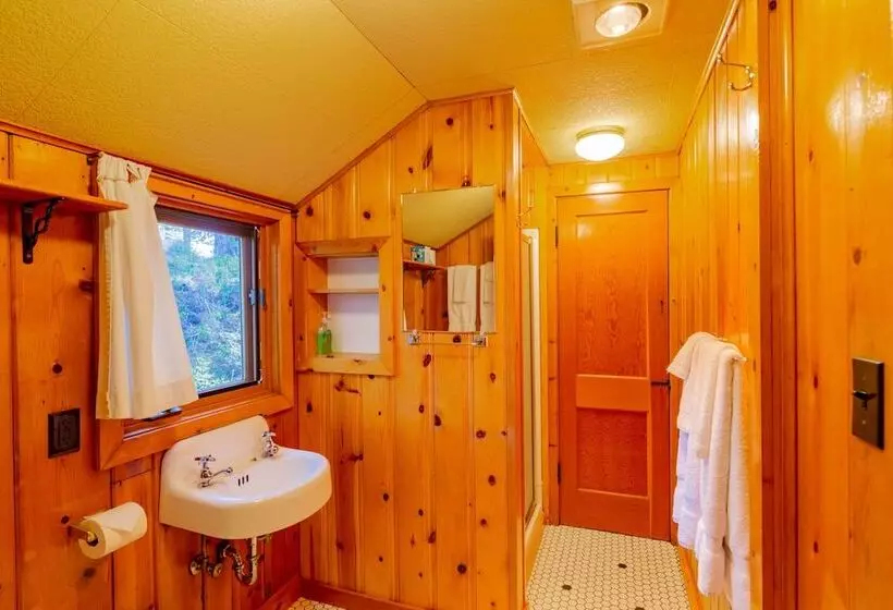 Lomakeskus Lake Creek Lodge