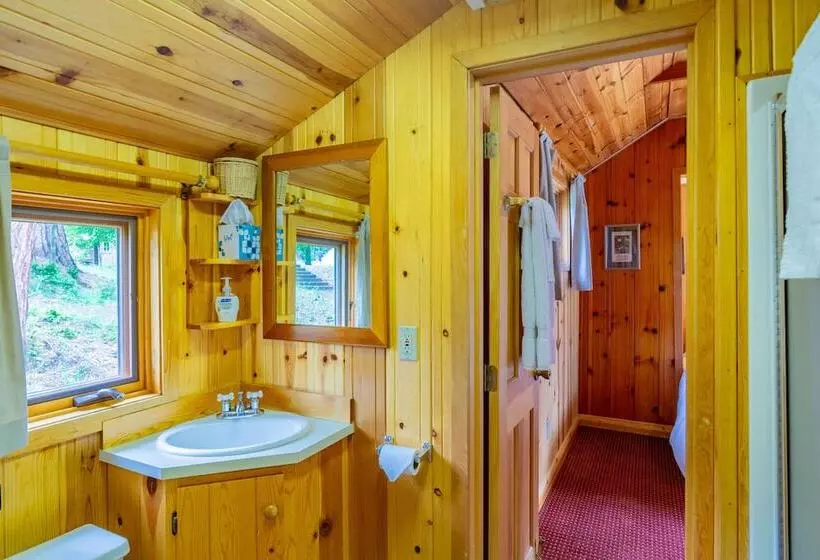 Lomakeskus Lake Creek Lodge