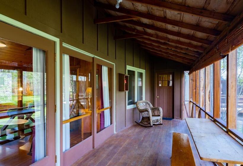 Resort Lake Creek Lodge