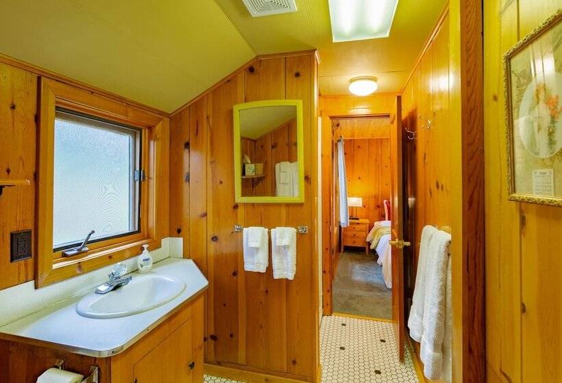 Resort Lake Creek Lodge