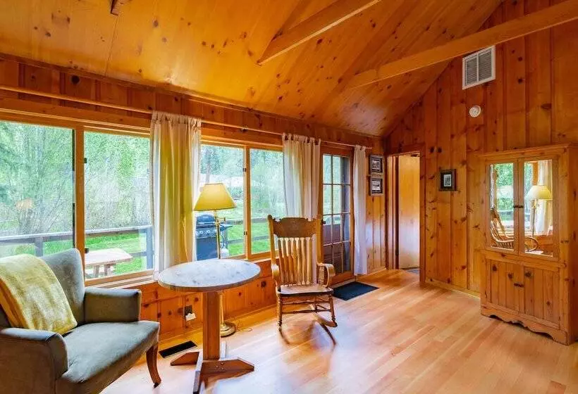 Lomakeskus Lake Creek Lodge