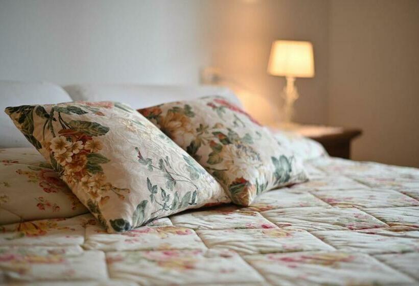 בית מלון כפרי Ginepro Poderone