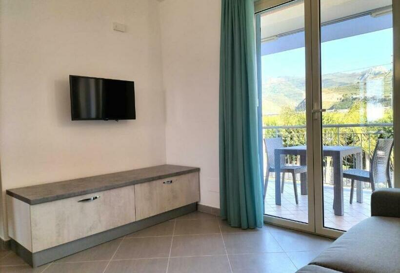 Icaro Residence Apartments With A Beautiful Pool