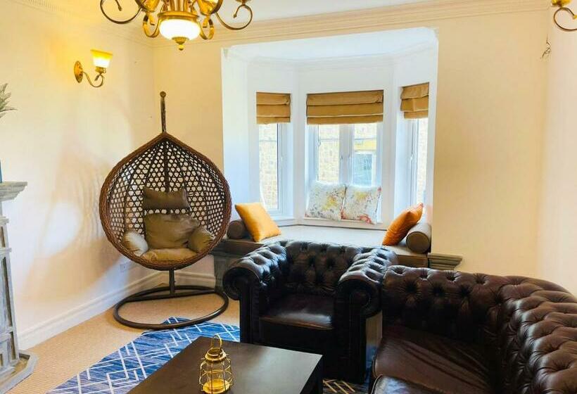 פנסיון Little England By Regus