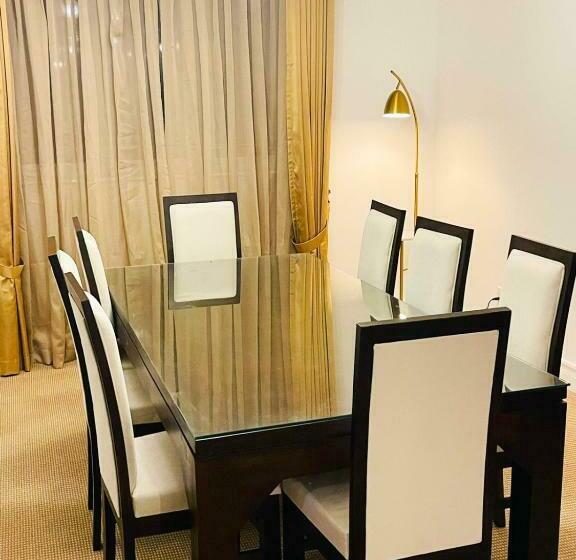 פנסיון Little England By Regus