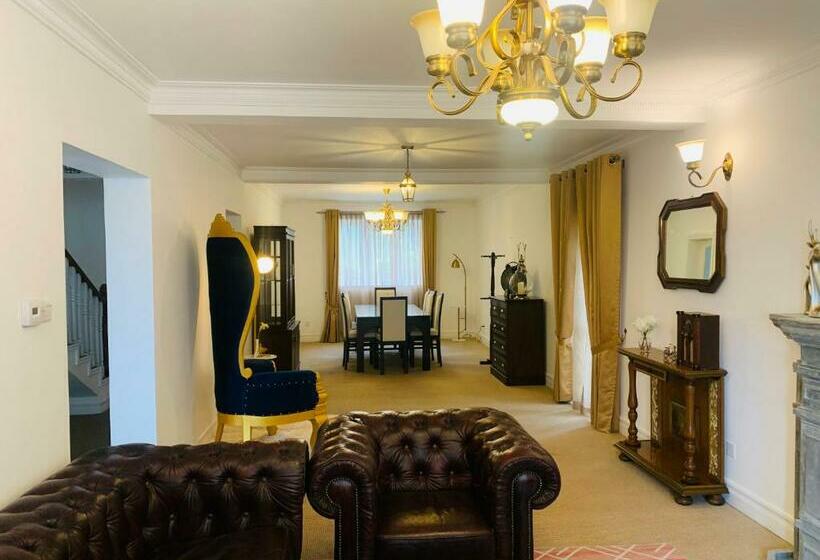 פנסיון Little England By Regus