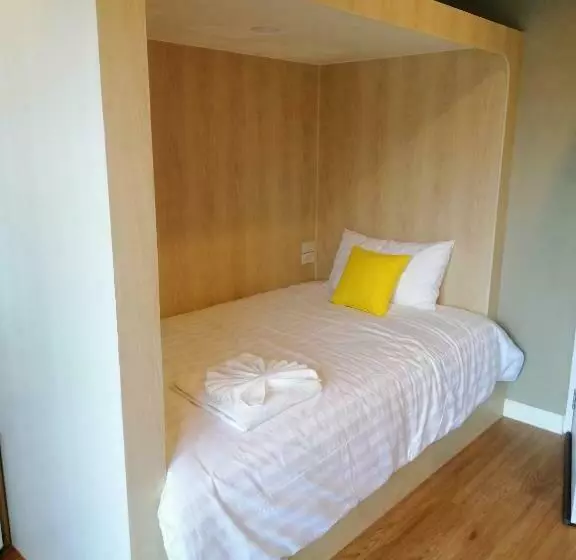 تختخواب و صبحانه La La Moon Krabi Poshtel N Pool
