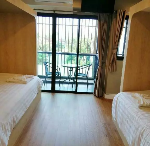 تختخواب و صبحانه La La Moon Krabi Poshtel N Pool