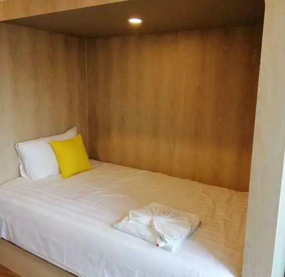تختخواب و صبحانه La La Moon Krabi Poshtel N Pool