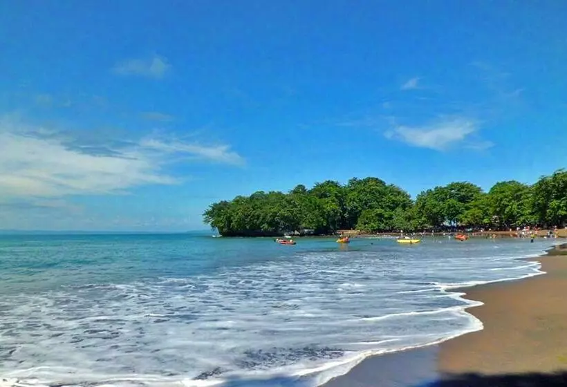 Resort Hau Beach Batukaras