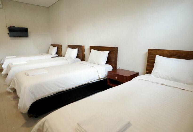 Resort Hau Beach Batukaras