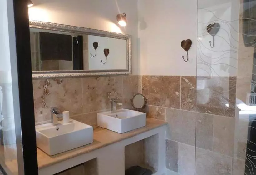 Aamiaismajoitus (B&B) Chambres D Hotes Le Plassalou