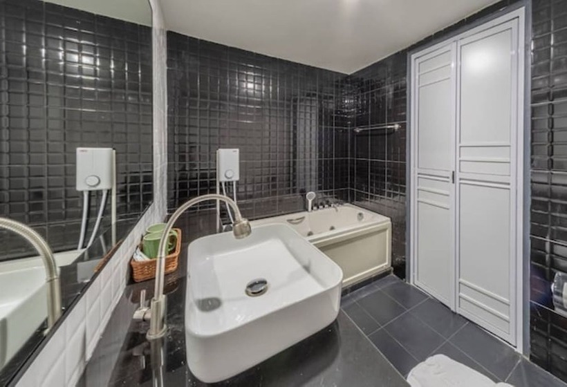 Hotel The Ring Border