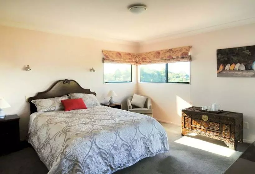 Crestwood Bed And Breakfast