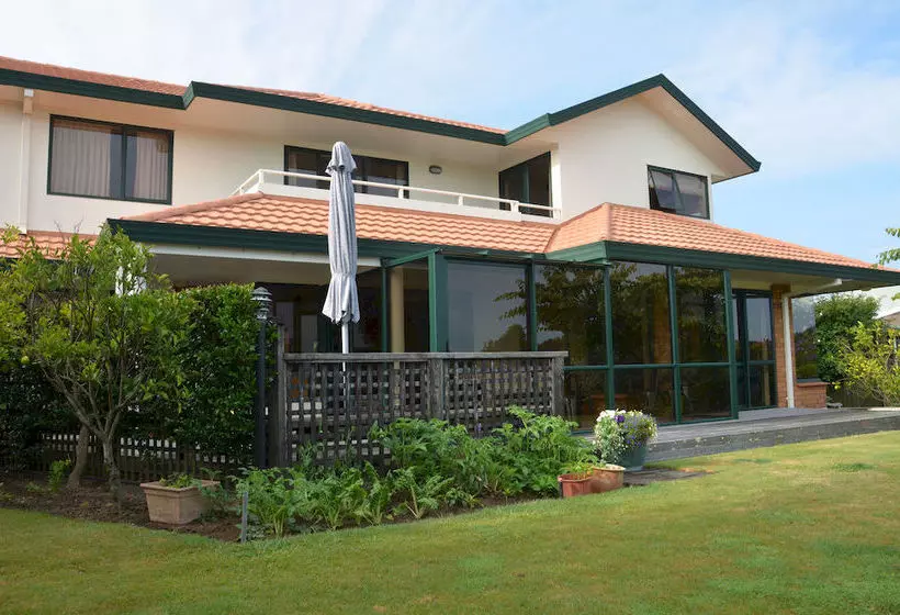 Crestwood Bed And Breakfast