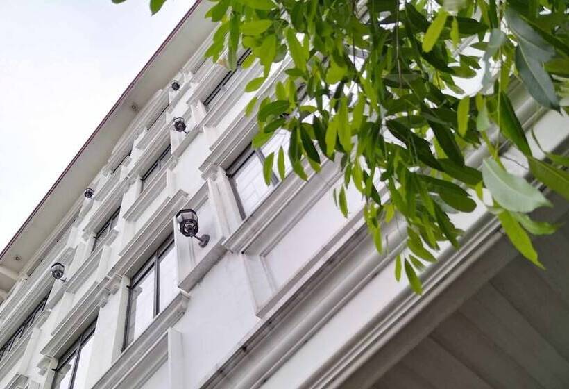 فندق Makati Riverside Inn