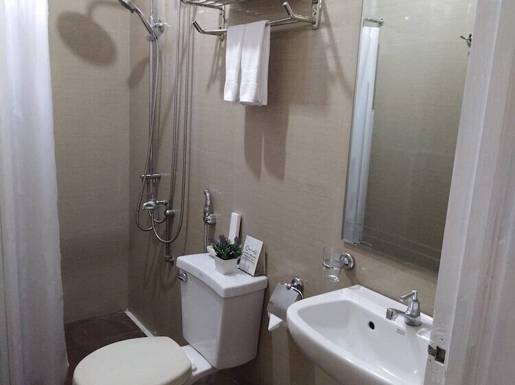 فندق Makati Riverside Inn