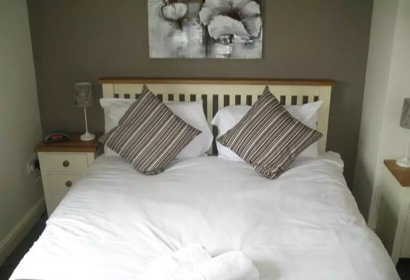 בית מלון כפרי The Chequers Inn