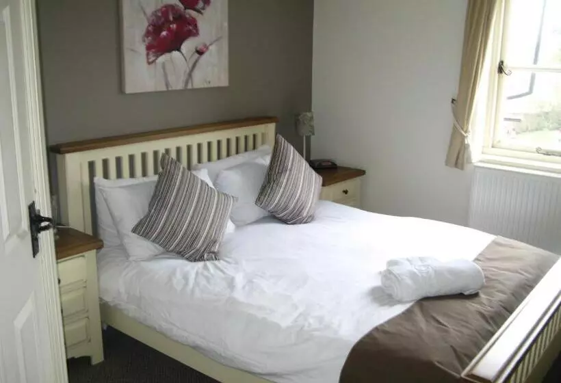 בית מלון כפרי The Chequers Inn