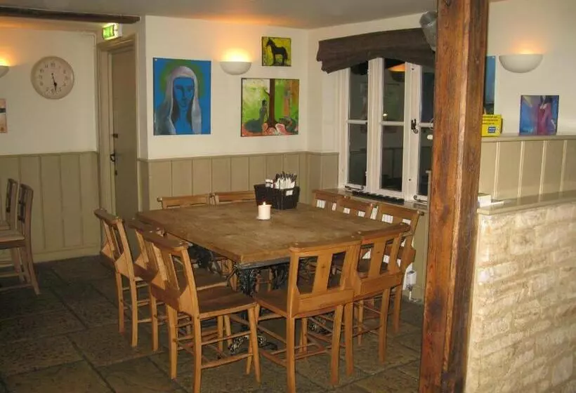 בית מלון כפרי The Chequers Inn