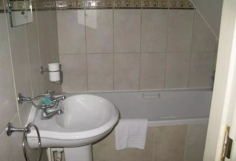 בית מלון כפרי The Chequers Inn