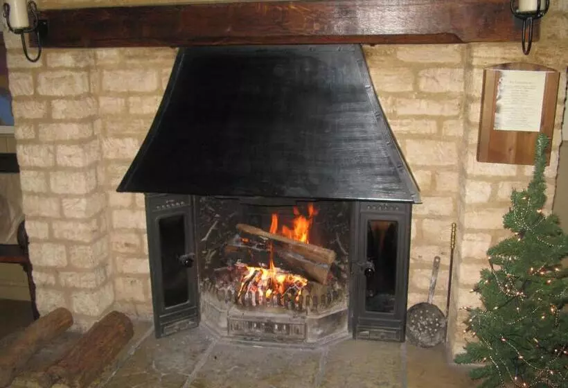 בית מלון כפרי The Chequers Inn