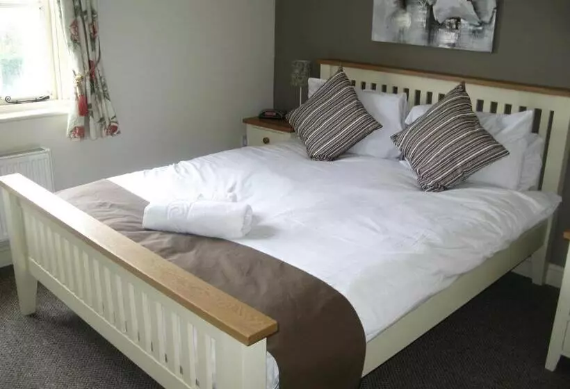 בית מלון כפרי The Chequers Inn