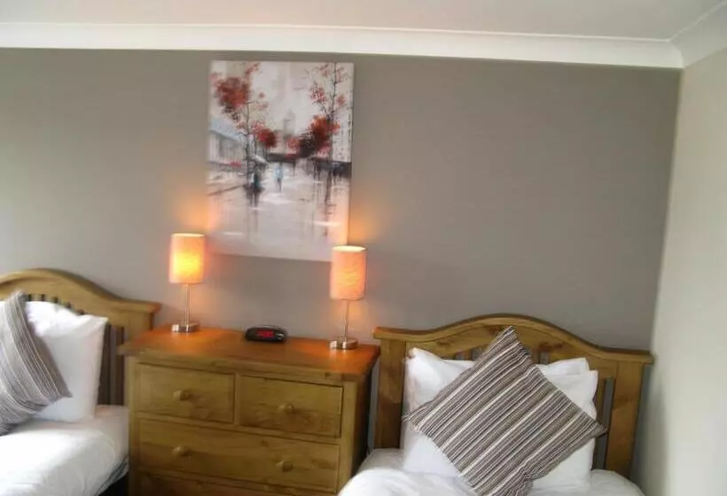 בית מלון כפרי The Chequers Inn