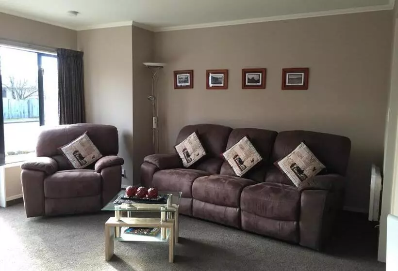 汽车旅馆  Lakefront Lodge