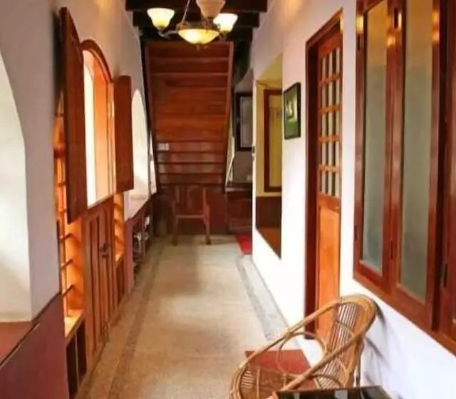 Residência Chiramel Residency