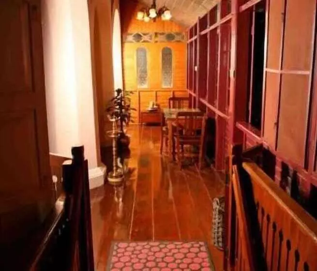 Residência Chiramel Residency