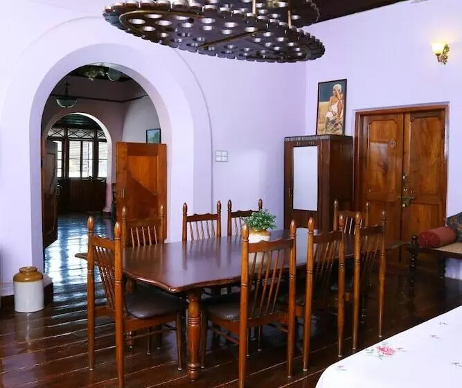 Residência Chiramel Residency